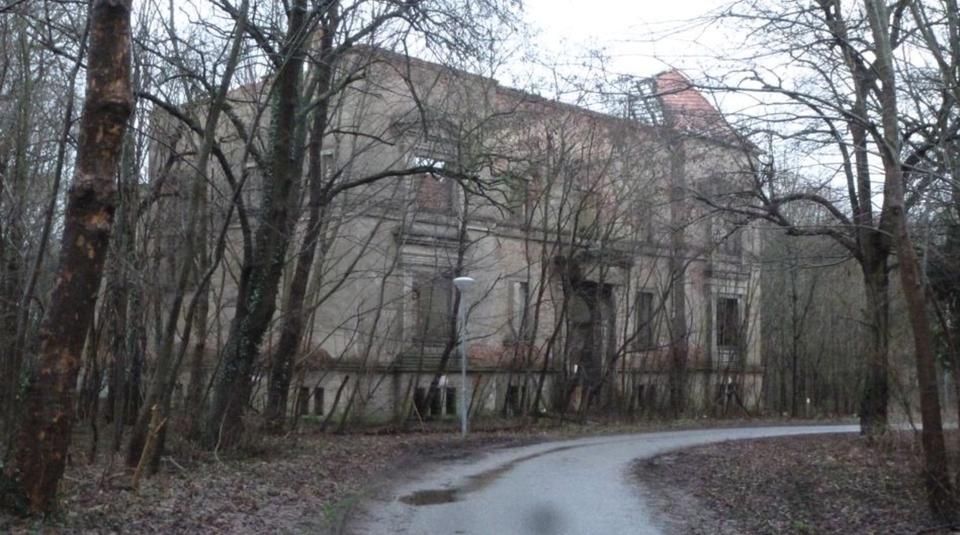 Villa Gützkow - 20 Zimmer, 1.500 m&sup2;, 129.000&euro; | Angebot:25271800